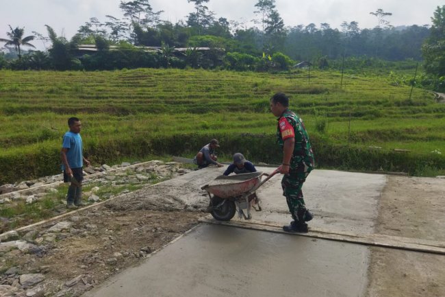 Mengusung Semangat Gotong Royong, Kopda Agus dan Warga Laksanakan Pengecoran Lapangan Voli