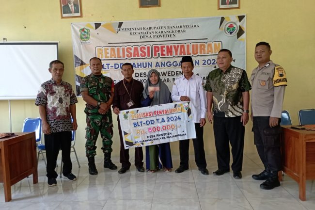 Babinsa Bersama Bhabinkamtibmas Karangkobar Dampingi Penyaluran BLT DD Desa Paweden