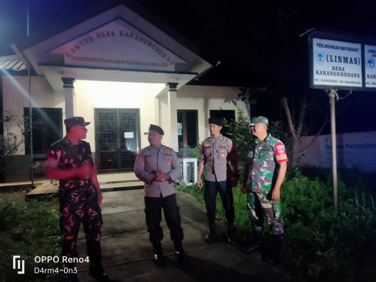 Patroli Malam Hari Babinsa Bersama Bhabinkamtibmas Karangkobar Sambangi Kantor Desa