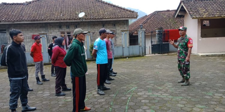 Tingkatkan Kemampuan, Babinsa Karangkobar Latih Serta Berikan Pembekalan Kepada Linmas  
