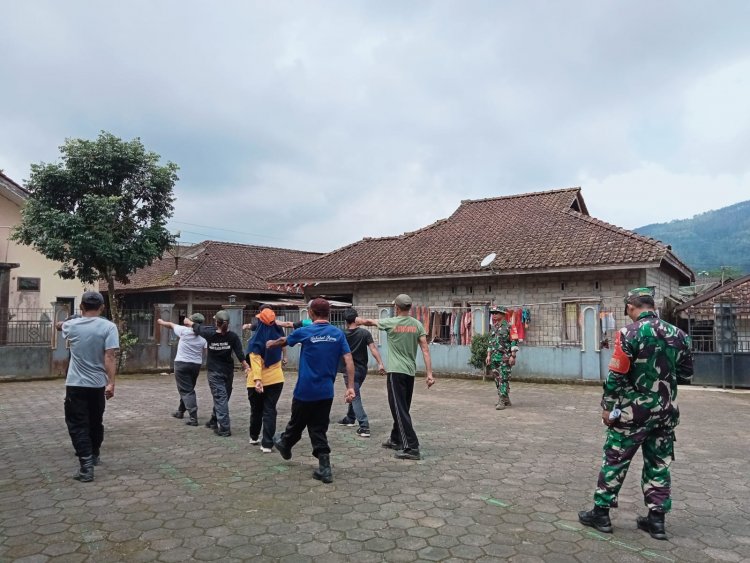 Babinsa Koramil 04/Karangkobar Latih PBB Dan Bela Negara Linmas Desa Purwodadi