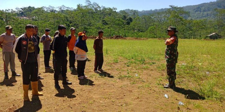 JelangJambore Linmas  Babinsa Koramil 04/Karangkobar Latih PBB Dan Bela Negara