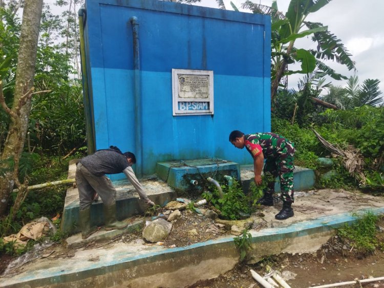 Babinsa Koramil 04/Karangkobar Cek Bak Penampungan Air Bersih Pancimas