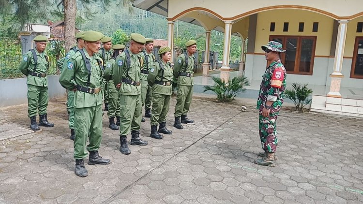 Babinsa Koramil 04/Karangkobar Latih Anggota Satlinmas Persiapan Menuju Jambore Tingkat Kabupaten