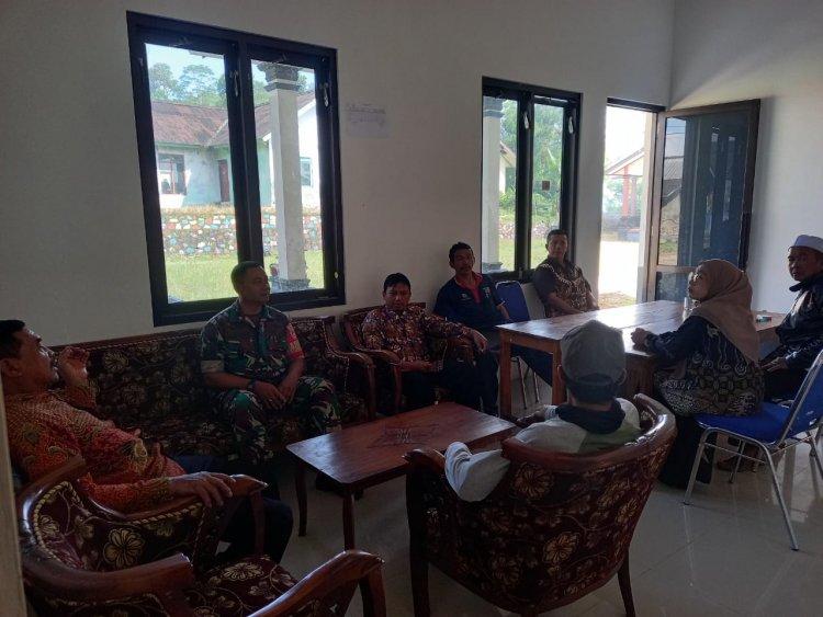Tingkatkan Jalinan Silaturahmi Babinsa Komsos Dengan Kades Dan Perangkat Desa Karanggondang