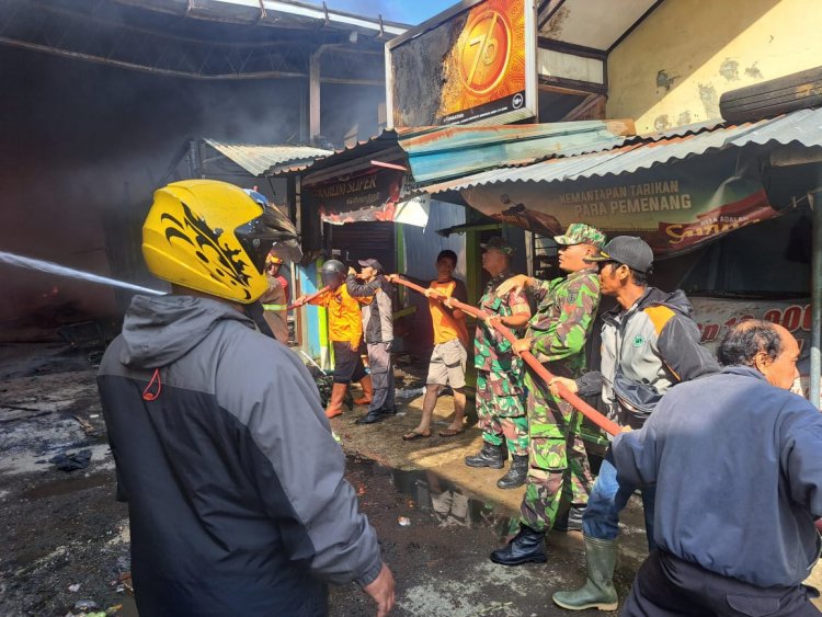 Pasar Terbakar, Koramil 04/Karangkobar Terjunkan Personil Babinsa Padamkan Api