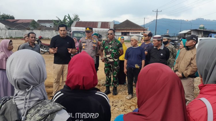 Danramil Bersama Kapolsek Dan Kepala Pasar Sosialisasikan Relokasi Sementara Pedagang Pasca Kebakaran Pasar
