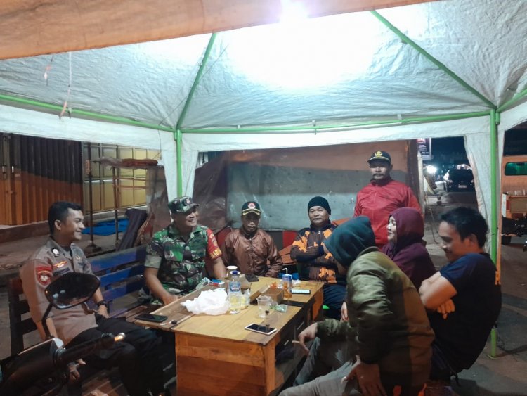 Patroli Malam Hari Babinsa Bersama Babinkamtibmas Karangkobar Sambangi Warga