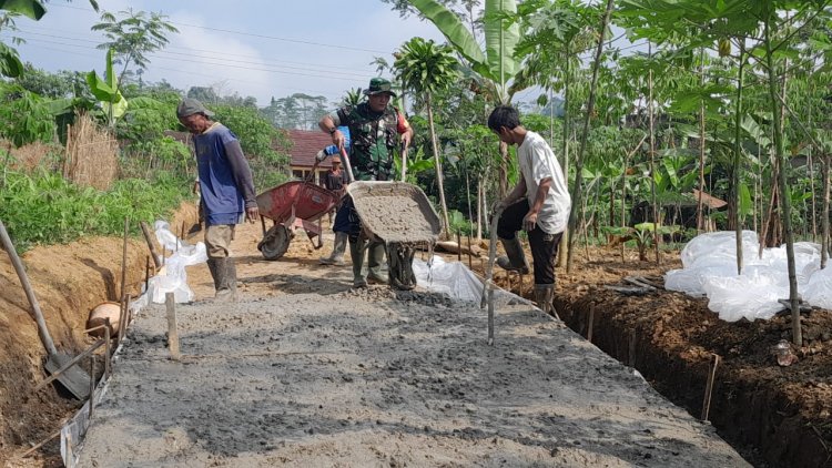 Menjadi Pelopor Di Wilayah, Serda Winarto Bantu Warga Pengecoran Jalan