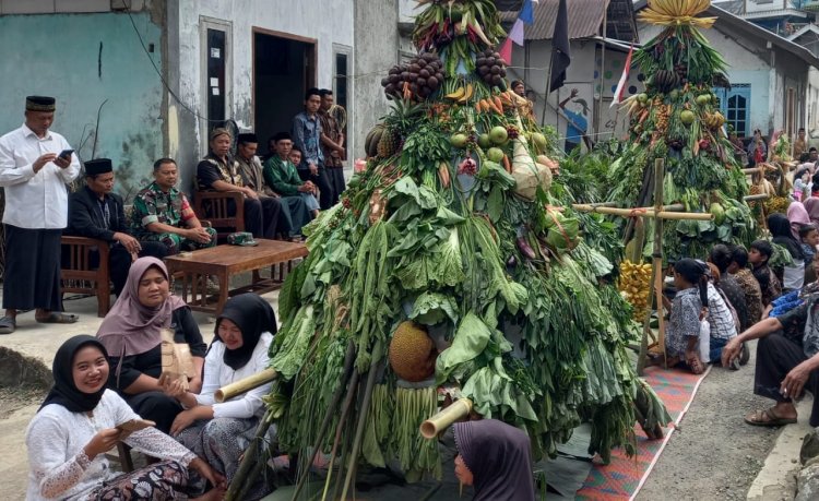 Lestarikan Adat Istiadat Babinsa Hadiri Sedekah Bumi Sebagai Wujud Rasa Syukur Warga Desa Karanggondang