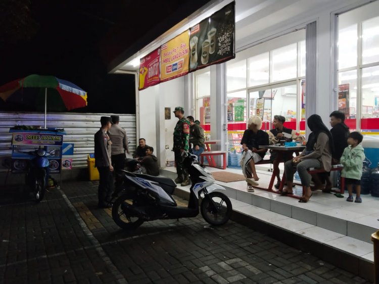 Wujud TNI-POLRI Hadir di Tengah Masyarakat Babinsa Bersama Bhabinkamtibmas Giat Patroli Malam