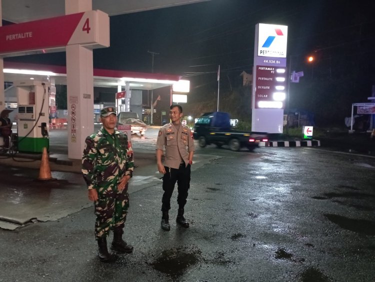Jaga Wilayah Tetep Kondusulif Babinsa Bersama Bhabinkamtibmas Karangkobar Melaksanakan Patroli Malam Hari