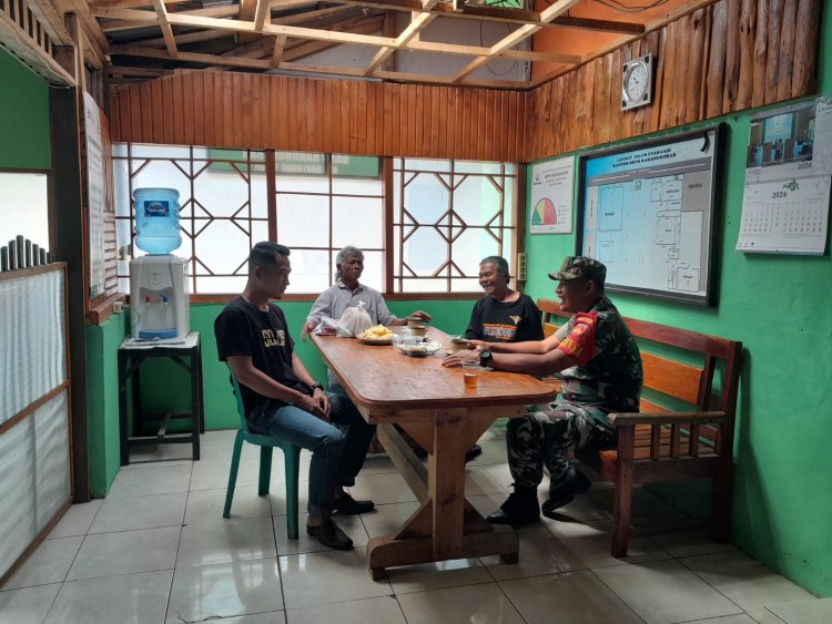 Wujud Kemanunggalan TNI Rakyat Babinsa Koramil 04/Karangkobar Jalin Silaturahmi Dengan Warga