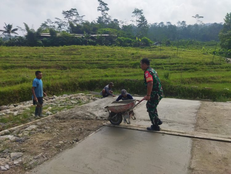 Mengusung Semangat Gotong Royong, Kopda Agus dan Warga Laksanakan Pengecoran Lapangan Voli