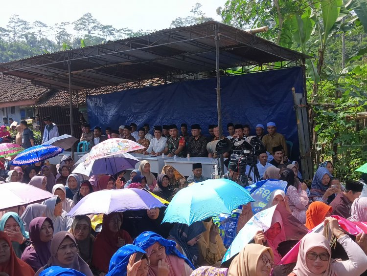Perkuat Ukuwah Islamiyah, Babinsa Koramil 04/Karangkobar Hadiri Pengajian Akbar