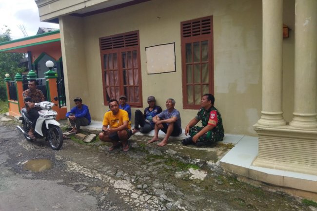 Babinsa Koramil 04/Karangkobar Jalin Silaturahmi Dengan Warga Desa Binaan