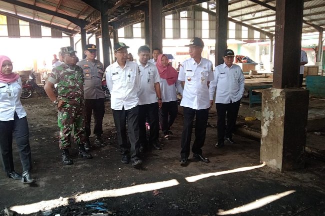 Danramil Bersama Firkopincam Dampingi Pj.Bupati Banjarnegara Tinjau Los B Pasar Karangkobar Pasca Kebakaran