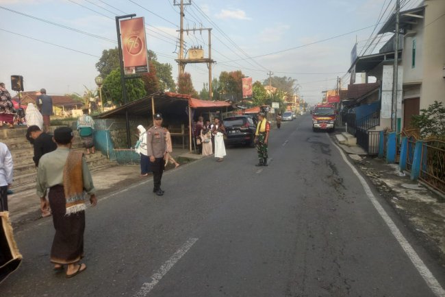 Babinsa Bersama Bhabinkamtibmas  Karangkobar Laksanakan Pam Sholat Idul Adha 1445 H
