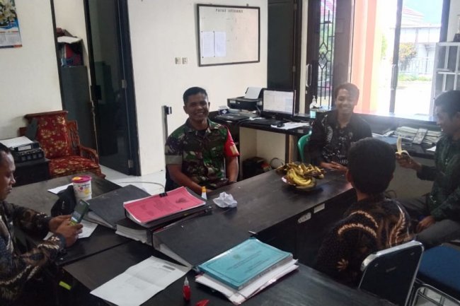 Tingkatkan Jalinan Silaturahmi Babinsa Komsos Dengan Kades Dan Perangkat Desa Leksana