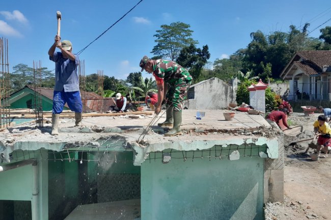 BABINSA KORAMIL 04/KARANGKOBAR PARTISIPASI BANTU REHAB MASJID BERSAMA MASYARAKAT