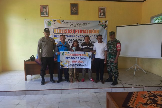 Babinsa Koramil 04/Karangkobar Serma Sujatnoto Dampingi Penyaluran BLT DD