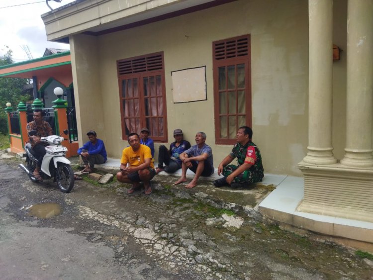 Babinsa Koramil 04/Karangkobar Jalin Silaturahmi Dengan Warga Desa Binaan