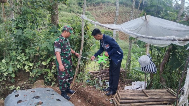 Bersama Perangkat Desa Babinsa Sertu Tohar Bantu Ukur Tanah Milik Warga Desa Binaan