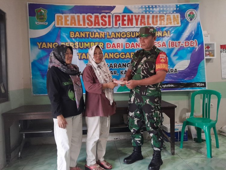 Serda Winarto Babinsa Koramil 04/Karangkobar Dampingi Penyaluran BLT DD Desa Karangkobar
