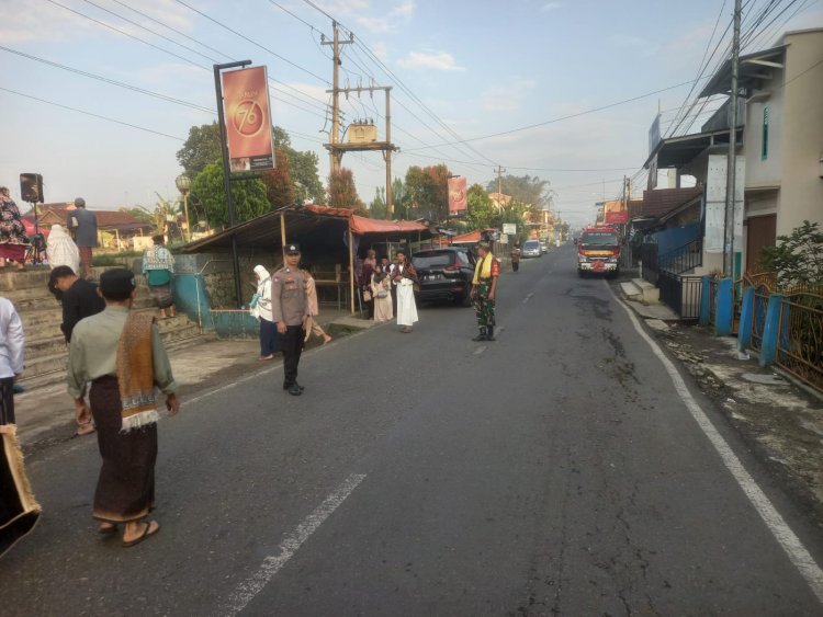 Babinsa Bersama Bhabinkamtibmas  Karangkobar Laksanakan Pam Sholat Idul Adha 1445 H