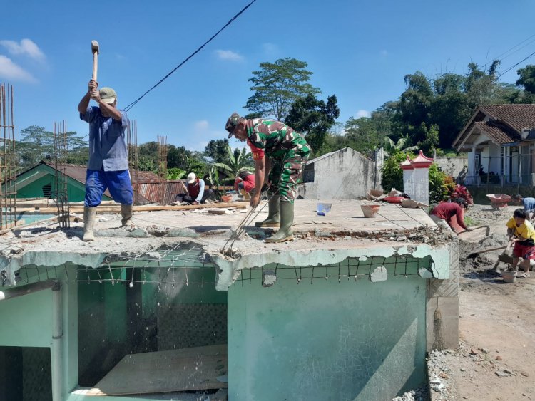 BABINSA KORAMIL 04/KARANGKOBAR PARTISIPASI BANTU REHAB MASJID BERSAMA MASYARAKAT