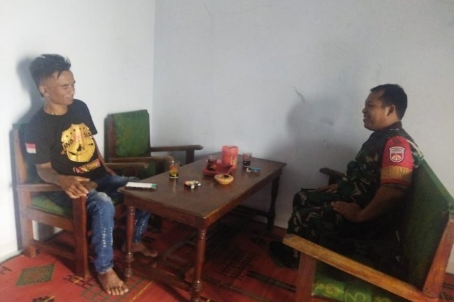 Wujudkan Kedekatan Babinsa Koramil 04/Karangkobar Jalin Komsos Dengan Warga Binaan