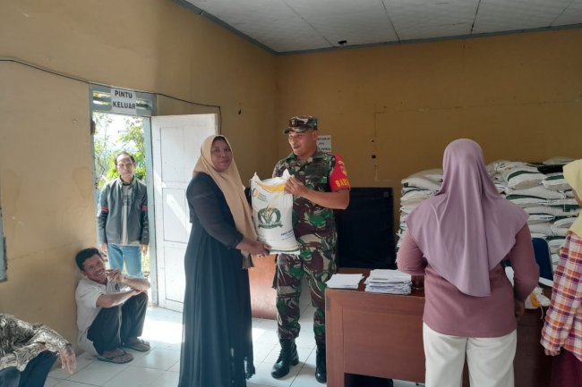 Babinsa Karangkobar Dampingi Penyaluran Beras Dari Bulog Kepada Warga Desa Ambal
