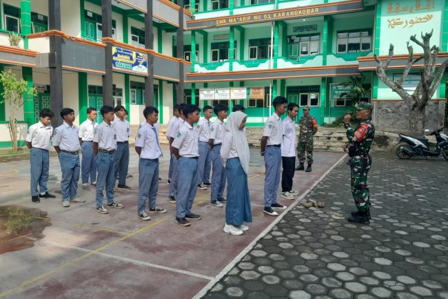 Bentuk Mental Dan Karakter Siswa, Babinsa Berikan Pelatihan PBB Pada Siswa SMK Ma'arif NU 1 Karangkobar