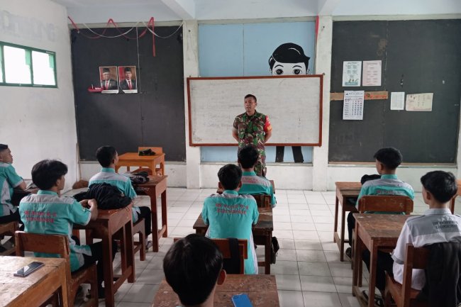 Babinsa Berikan Materi Wasbang Pelajar Tentang Generasi Muda Dan  Menanamkan Jiwa Bela Negara