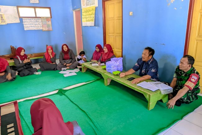 Aktif Di Wilayah Binaan Babinsa Menghadiri Pertemuan Kader Posyandu Desa Ambal