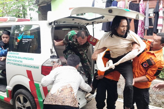 Babinsa Koramil 04/Karangkobar Serda Iwan Priyanto Bantu Tenaga Medis Evakuasi Pasien ODGJ