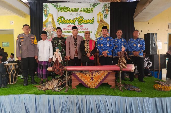 Lestarikan Kearifan Lokal Babinsa Koramil 04/Karangkobar Hadiri Pengajian Rangka Ruwat Desa Paweden