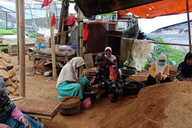 Babinsa Koramil 04/Karangkobar Jalin Komsos Dengan Kelompok Wanita Tani Desa Ambal