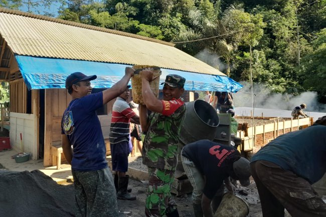 Sebagai Aplikasi Prajurit Teritorial, Babinsa Koramil 04/Karangkobar Bantu Pengecoran Kios Warga