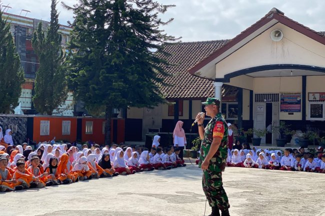 Ini Pesan Babinsa Koramil 04/Karangkobar,Saat MPLS di SD Negeri 1 Leksana