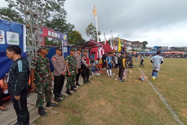 Babinsa Bersama Bhabinkamtibmas Karangkobar Giat Pengamanan Turnamen Sepakbola Leksana Cup