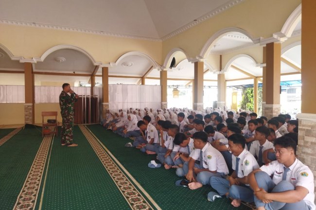 MPLS Hari Ke ll SMA Negeri 1  Karangkobar Babinsa Berikan Materi Wasbang