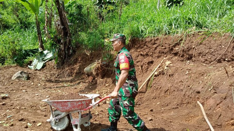 Wujudkan Manunggal TNI-Rakyat, Babinsa Bantu Warga Bangun Rumah