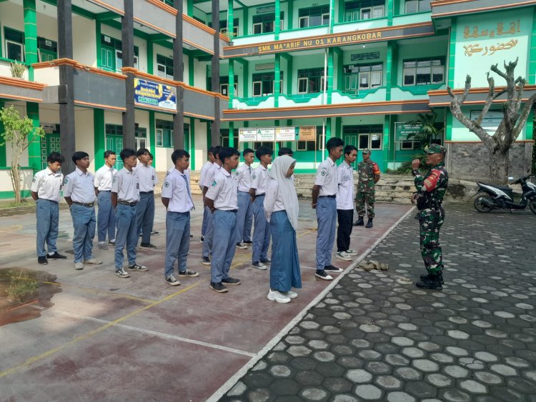 Bentuk Mental Dan Karakter Siswa, Babinsa Berikan Pelatihan PBB Pada Siswa SMK Ma'arif NU 1 Karangkobar