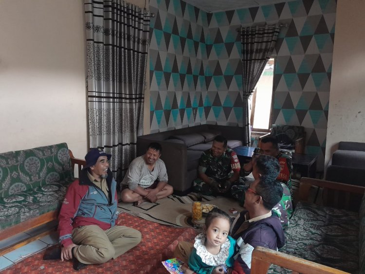 Babinsa Koramil 04/Karangkobar Melaksanakan Komsos Dengan Kelompok Tani Subur