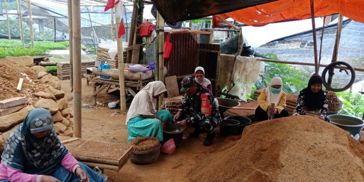 Babinsa Koramil 04/Karangkobar Jalin Komsos Dengan Kelompok Wanita Tani Desa Ambal