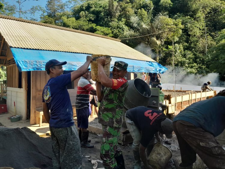 Sebagai Aplikasi Prajurit Teritorial, Babinsa Koramil 04/Karangkobar Bantu Pengecoran Kios Warga