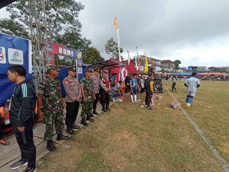 Babinsa Bersama Bhabinkamtibmas Karangkobar Giat Pengamanan Turnamen Sepakbola Leksana Cup