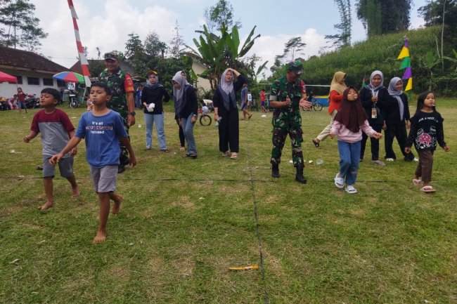 Meriahkan HUT Kemerdekaan RI ke 79, Babinsa Koramil 04/Karangkobar Dampingi Kegiatan Perlombaan