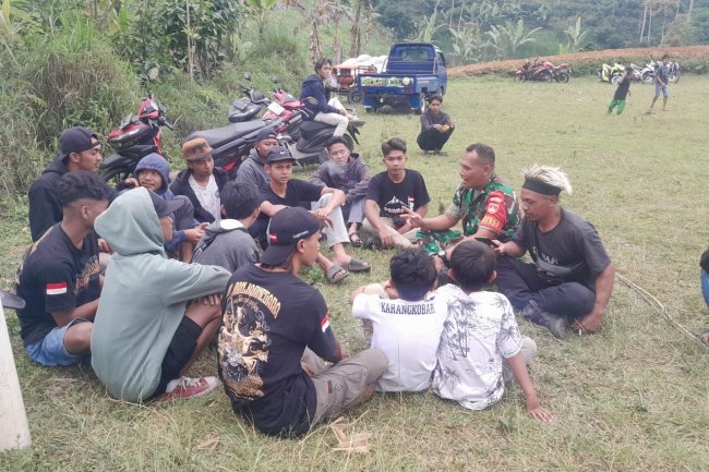 Cegah Kenakalan Remaja Babinsa Komsos Dengan Pemuda Desa Binangun